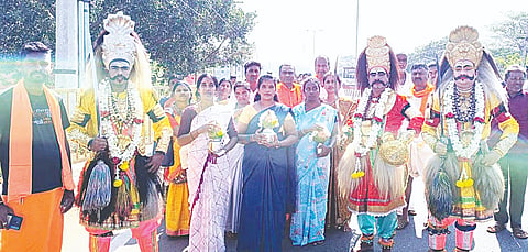  ಹನೂರಿನಲಿ ನಂದೀಶ ಶಿವಚಾರ್ಯ ಸ್ವಾಮಿ ನೇತೃತ್ವದಲ್ಲಿ ಮೆರವಣಿಗೆ ನಡೆಯಿತು. ವೃಷಬೇಂದ್ರಸ್ವಾಮಿ, ಶ್ಯಾಮ್ ಭಟ್, ಮಹೇಂದ್ರ, ರಮೇಶ್‌ನಾಯ್ಡು ಇತರರಿದ್ದರು. 
