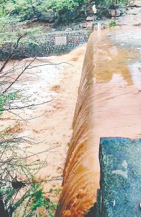 ಮಿಣ್ಯಂ ಸಮೀಪದ ಮಿನ್ನತ್ತುಹಳ್ಳದ ಚೆಕ್ ಡ್ಯಾಂನಲ್ಲಿ ನೀರು ಹರಿಯಿತು. 