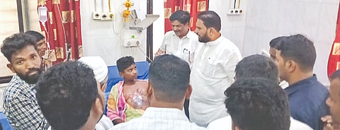 ಸಿಡಿಲು ಬಡಿದು ಗಂಭೀರ ಗಾಯಗೊಂಡು ಹುಮನಾಬಾದ್​ ಸರ್ಕಾರಿ ಆಸ್ಪತ್ರೆಯಲ್ಲಿ ಚಿಕಿತ್ಸೆ ಪಡೆಯುತ್ತಿರುವ  ಶಾಮತಾಬಾದ್​ ಗ್ರಾಮದ ಚಂದ್ರಕಾಂತನ್ನು ಮಾಜಿ ಸಚಿವ ರಾಜಶೇಖರ ಪಾಟೀಲ್​ ಭೇಟಿ ಮಾಡಿ ಆರೋಗ್ಯ ವಿಚಾರಿಸಿದರು. ಮುಖ್ಯ ವೈದ್ಯಾಧಿಕಾರಿ ಡಾ.ನಾಗನಾಥ ಹುಲಸೂರೆ, ಡಾ.ಮುಸ್ತಾಫಾ, ಡಾ.ರೋಹಿತ ರೂಜಿ ಇತರರಿದ್ದರು.