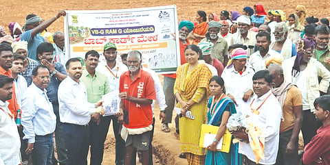 ಚಿಟಗುಪ್ಪ ತಾಲೂಕಿನ ಉಡಬಾಳ ಗ್ರಾಮದಲ್ಲಿ  ವಿಬಿ&ಜಿ- ರಾಮ್​- ಜಿ ಯೋಜನೆಯಡಿ ನಡೆಯುತ್ತಿರುವ ಕೆರೆ ಹೂಳೆತ್ತುವ ಕಾಮಗಾರಿ ಸ್ಥಳಕ್ಕೆ ಮಂಗಳವಾರ ಜಿಪಂ ಸಿಇಒ ಡಾ. ಗಿರೀಶ್​ ಬದೋಲೆ ಭೇಟಿ ನೀಡಿ ಪರಿಶೀಲಿಸಿ ಜಾಬ್​ ಕಾರ್ಡ್​ ಮೇಳಕ್ಕೆ ಚಾಲನೆ ನೀಡಿದರು. ಅಧಿಕಾರಿಗಳಾದ ಜಯಪ್ರಕಾಶ  ಚವ್ಹಾಣ್​, ದೀಪಕ ಕಡಿಮನಿ, ಲಿಂಗರಾಜ ಪಾಟೀಲ್​, ಸುದೇಶ್​ ಕೊಡ್ಡೆ, ಸವಿತಾ ಇತರರಿದ್ದರು.