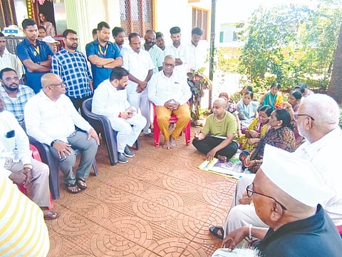 ಹುಮನಾಬಾದ್​ ಟೀಚರ್ಸ್​ ಕಾಲನಿಯಲ್ಲಿರುವ ಕಲಾವಿದ ಸಿದ್ದಾರ್ಥ ಪರಸನೂರ ಮನೆಗೆ ಗುರುವಾರ ಮಾಜಿ ಸಚಿವ ರಾಜಶೇಖರ ಪಾಟೀಲ ಭೇಟಿ ನೀಡಿ ಸಾಂತ್ವಾನ ಹೇಳಿ ಧೈರ್ಯ ತುಂಬಿದರು. ವಿಧಾನ ಪರಿಷತ್​ ಸದಸ್ಯರಾದ ಡಾ. ಚಂದ್ರಶೇಖರ ಪಾಟೀಲ್​, ಭೀಮರಾವ ಪಾಟೀಲ್​ ಇತರರಿದ್ದರು.