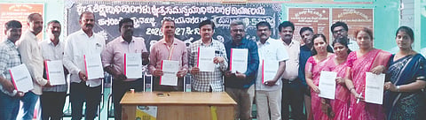 ಹಗರಿಬೊಮ್ಮನಹಳ್ಳಿಯಲ್ಲಿ ಸೇತುಬಂಧ ಮಾದರಿ ಪ್ರಶ್ನೆಪತ್ರಿಕೆಯನ್ನು ಬಿಇಒ ಎಸ್.ಎಸ್.ಜಗದೀಶ ಬಿಡುಗಡೆ ಮಾಡಿದರು.