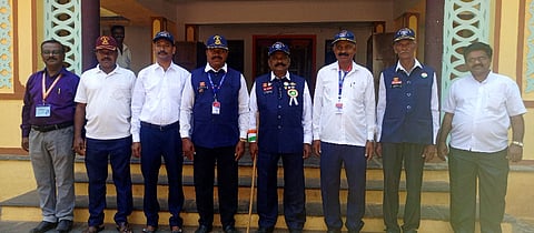 ಹೊಳೆಆಲೂರ ಕಲ್ಮೇಶ್ವರ ಹಾಗೂ ಯಚ್ಚರೇಶ್ವರ ಪ್ರೌಢ ಶಾಲೆಯಲ್ಲಿ (SERVICE) ಬುಧವಾರ ಜರುಗಿದ ಎಸ್ಸೆಸ್ಸೆಲ್ಸಿ ಪರೀಕ್ಷಾ ಕೇಂದ್ರಗಳಲ್ಲಿ ಭದ್ರತೆಯಲ್ಲಿ ತೊಡಗಿದ ನಿವೃತ್ತ ಸೈನಿಕರಾದ ಮಲ್ಲಿಕಾರ್ಜುನ ಅಂಗಡಕಿ, ಮುತ್ತಣ್ಣ ಗಡಾದ, ಚನ್ನಯ್ಯ ಮಠಪತಿ, ಶರಣಪ್ಪ ಕವಾಸ್ತ, ಮುದಕಪ್ಪ ಸುಳ್ಳ್, ಯಚ್ಚರಪ್ಪ ಬಡಿಗೇರ.