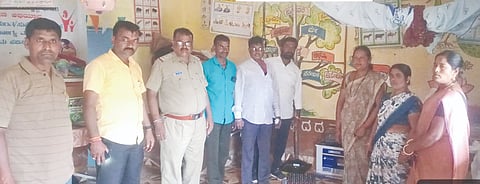 ಹುಲಸೂರಿನ ಹಾಲಹಳ್ಳಿ ರಸ್ತೆಯ ಸರ್ಕಾರಿ ಹಿರಿಯ ಪ್ರಾಥಮಿಕ ಶಾಲೆ ಆವರಣದಲ್ಲಿರುವ ಅಂಗನವಾಡಿ ಕೇಂದ್ರ(ಕೆ) ದಲ್ಲಿ ಗ್ಯಾಸ್​ ಸಿಲಿಂಡರ್​ ಕಳುವು ಮಾಡಿರುವುದನ್ನು ಪಿಎಸ್​ಐ ಪಂಡಿತ್​ ಪರಿಶೀಲಿಸಿದರು. ಮಾಜಿ ಗ್ರಾಪಂ ಸದಸ್ಯ ಸಂತೋಷ ಗಾಯಕವಾಡ ಇತರರಿದ್ದರು.