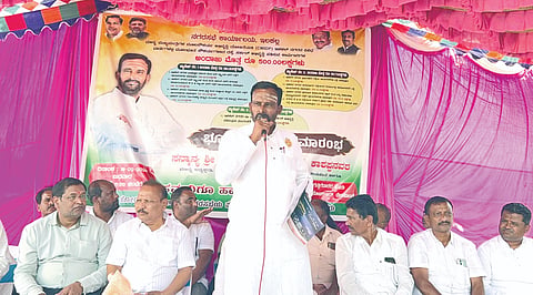 ಇಳಕಲ್ಲ ಕಂಠಿ ಸರ್ಕಲ್‌ದ ರಸ್ತೆ ಕಾಮಗಾರಿಗೆ ಶಾಸಕ ವಿಜಯಾನಂದ ಕಾಶಪ್ಪನವರ ಭೂಮಿ ಪೂಜೆ ನೆರವೇರಿಸಿ ಮಾತನಾಡಿದರು. ಮೌಲೇಶ ಬಂಡಿವಡ್ಡರ, ಅಮೃತ ಬಿಜ್ಜಳ, ರಾಘವೇಂದ್ರ ಚಿಂಚಮಿ, ಮಹಾಂತೇಶ ಹನಮನಾಳ ಇದ್ದರು.