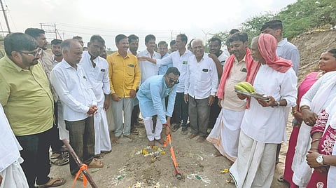  ಇಳಕಲ್ಲ ತಾಲೂಕಿನ ಹಿರೇಓತಗೇರಿ ಗ್ರಾಮದಲ್ಲಿ ಆಯುಷ್ಮಾನ ಆರೋಗ್ಯ ಮಂದಿರ ಕಟ್ಟಡ ನಿರ್ಮಾಣ ಕಾಮಗಾರಿಗೆ ಕರ್ನಾಟಕ ವೀರಶೈವ ಲಿಂಗಾಯತ ಅಭಿವದ್ಧಿ ನಿಗಮ ಅಧ್ಯಕ್ಷ ಶಾಸಕ ವಿಜಯಾನಂದ ಕಾಶಪ್ಪನವರ ಭೂಮಿ ಪೂಜೆಯನ್ನು ನೆರವೇರಿಸಿದರು. ವಿಜಯಮಹಾಂತೇಶ ಗದ್ದನಕೇರಿ, ಲಕ್ಷಣ ರೇವಡಿ, ಶಂಕರಗೌಡ ಗೌಡರ, ಹುಚ್ಚಪ್ಪ ಐಹೊಳೆ, ಅಬ್ದುಲಸಾಬ ಮುಲ್ಲಾ ಇದ್ದರು.