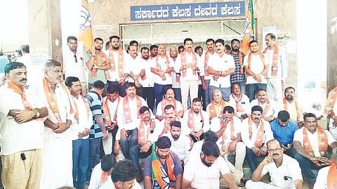 ಗುಂಡ್ಲುಪೇಟೆ ತಾಲೂಕು ಕಚೇರಿ ಮುಂಭಾಗ ಬಿಜೆಪಿ ಮಂಡಲ ವತಿಯಿಂದ ತಾಲೂಕನ್ನು ಬರಪೀಡಿವೆಂದು ಘೋಷಿಸುವಂತೆ ಹಾಗೂ ಕೆರೆಗಳಿಗೆ ನೀರು ತುಂಬಿಸುವಂತೆ ಒತ್ತಾಯಿಸಿ ಬಿಜೆಪಿ ಕಾರ್ಯಕರ್ತರು ಮನವಿಪತ್ರ ಸಲ್ಲಿಸಿದರು.