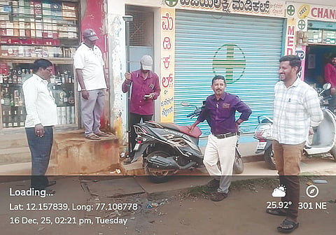 ಕೊಳ್ಳೇಗಾಲದ ಡಾ.ಬಿ.ಆರ್.ಅಂಬೇಡ್ಕರ್ ರಸ್ತೆ ಮತ್ತು ಡಾ.ರಾಜ್ ಕುಮಾರ್ ರಸ್ತೆಯಲ್ಲಿ ಮೈಸೂರಿನ ಕೌಶಿಕ್ ಕನ್ಸಲ್‌ಟೆಂಟ್ ತಜ್ಞರ ಜತೆಗೂಡಿ ನಗರಸಭೆ ಅಧಿಕಾರಿಗಳು ಡ್ರೋನ್ ಸರ್ವೇ ನಡೆಸಿದರು. 