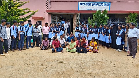 ಲಯನ್ಸ್ ಸಂಯುಕ್ತ ಪದವಿ ಕಾಲೇಜಿನ ಮುಂಭಾಗ ಸೋಮವಾರ ಪಾಲಕರು ಪ್ರತಿಭಟನೆ ನಡೆಸಿದರು. 