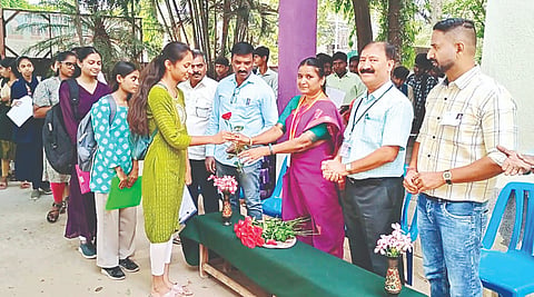 ಕೊಳ್ಳೇಗಾಲ ಪಟ್ಟಣದ ಎಸ್ ವಿಕೆ ಕಾಲೇಜು ಪರೀಕ್ಷಾ ಕೇಂದ್ರಕ್ಕೆ ಆಗಮಿಸಿದ ವಿದ್ಯಾರ್ಥಿಗಳಿಗೆ ಕ್ಷೇತ್ರ ಶಿಕ್ಷಣಾಧಿಕಾರಿ ಮಂಜುಳಾ ಗುಲಾಬಿ ಹೂ ನೀಡಿ ಸ್ವಾಗತಿಸಿದ ಸಂದರ್ಭ.