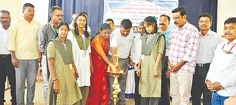 ಕೊಳ್ಳೇಗಾಲ ಪಟ್ಟಣದ ಸಂತ ಫ್ರಾನ್ಸಿಸ್ ಅಸ್ಸಿಸಿ ಪ್ರೌಢಶಾಲೆಯ ಸಭಾಂಗಣದಲ್ಲಿ ಕ್ಷೇತ್ರ ಶಿಕ್ಷಣಾಧಿಕಾರಿಗಳ ಕಚೇರಿಯಲ್ಲಿ ಆಯೋಜಿಸಿದ್ದ ಎಸ್ಸೆಸ್ಸೆಲ್ಸಿ ವಿದ್ಯಾರ್ಥಿಗಳಿಗೆ ಫಲಿತಾಂಶವೃದ್ಧಿಗಾಗಿ ಪ್ರೇರಣಾ ಕಾರ್ಯಾಗಾರ ಸಾಧನ ಪಥ 100ರ ಗುರಿಯತ್ತ ಕಾರ್ಯಕ್ರಮ ಆಯೋಜಿಸಲಾಗಿತ್ತು. ಎಂ.ಮಂಜುಳಾ, ಗುರುಶಾಂತಪ್ಪ ಬೆಳ್ಳುಂಗಡಿ, ಮಹದೇವ ಕುಮಾರ್, ಅಲೆಕ್ಸಾಂಡರ್, ಚಿಕ್ಕರಾಜು, ಹರೀಶ್ ಮತ್ತಿತರಿದ್ದರು.