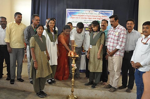 ಕೊಳ್ಳೇಗಾಲ ಪಟ್ಟಣದ ಸಂತ ಫ್ರಾನ್ಸಿಸ್ ಅಸ್ಸಿಸಿ ಪ್ರೌಢಶಾಲೆಯ ಸಭಾಂಗಣದಲ್ಲಿ ಕ್ಷೇತ್ರ ಶಿಕ್ಷಣಾಧಿಕಾರಿಗಳ ಕಚೇರಿಯಲ್ಲಿ ಆಯೋಜಿಸಿದ್ದ ಎಸ್ಸೆಸ್ಸೆಲ್ಸಿ ವಿದ್ಯಾರ್ಥಿಗಳಿಗೆ ಫಲಿತಾಂಶವೃದ್ಧಿಗಾಗಿ ಪ್ರೇರಣಾ ಕಾರ್ಯಾಗಾರ ಸಾಧನ ಪಥ 100ರ ಗುರಿಯತ್ತ ಕಾರ್ಯಕ್ರಮ ಆಯೋಜಿಸಲಾಗಿತ್ತು. ಎಂ.ಮಂಜುಳಾ, ಗುರುಶಾಂತಪ್ಪ ಬೆಳ್ಳುಂಗಡಿ, ಮಹದೇವ ಕುಮಾರ್, ಅಲೆಕ್ಸಾಂಡರ್, ಚಿಕ್ಕರಾಜು, ಹರೀಶ್ ಮತ್ತಿತರಿದ್ದರು.