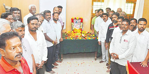 ಕೊಳ್ಳೇಗಾಲ ಪಟ್ಟಣದ ತಾಲೂಕು ಕಚೇರಿಯಲ್ಲಿ ಬುಧವಾರ ಶ್ರೀ ಮಡಿವಾಳ ಮಾಚಿದೇವ ಜಯಂತಿಯನ್ನು ಸರಳವಾಗಿ ಆಚರಣೆ ಮಾಡಲಾಯಿತು. 