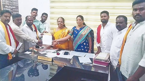 ಕೊಳ್ಳೇಗಾಲ ಸರ್ಕಾರಿ ಉಪವಿಭಾಗ ಆಸ್ಪತ್ರೆಯ ತಾಯಿ ಮತ್ತು ಮಗು ಆಸ್ಪತ್ರೆಯಲ್ಲಿ ದಾಖಲಾದ ರೋಗಿಗಳಿಗೆ ಸಮರ್ಪಕ ಚಿಕಿತ್ಸೆ ನೀಡಬೇಕೆಂದು ಒತ್ತಾಯಿಸಿ ಕರ್ನಾಟಕ ರಕ್ಷಣಾ ವೇದಿಕೆ ಪ್ರವೀಣ್ ಶೆಟ್ಟಿ ಬಣದ ಪದಾಧಿಕಾರಿಗಳು ಆಸ್ಪತ್ರೆಯ ಆಡಳಿ ತಾಧಿಕಾರಿ ಡಾ.ಲೋಕೇಶ್ವರಿ ಅವರಿಗೆ ಮನವಿ ಸಲ್ಲಿಸಿದರು. ಜಗದೀಶ್ ಶಾಸ್ತ್ರಿ, ಯೂನುಸ್ ಪಾಷ, ಪ್ರಜ್ವಲ್, ಚಂದನ್, ನಾಗರಾಜು, ಇಮ್ದಾದ್ ಪಾಷ, ಅಸ್ವಕ್, ಕಿರಣ ಇತರರಿದ್ದರು.