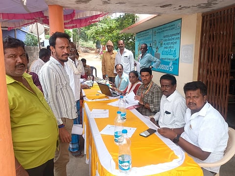 ಕನಕಪುರ ತಾಲೂಕಿನ ಕಸಬಾ ಹೋಬಳಿ ಶಿವನಹಳ್ಳಿ ಜಿಪಂ ವ್ಯಾಪ್ತಿಯ ನಾರಾಯಣಪುರ ಮತ್ತು ಚಾಕನಹಳ್ಳಿ ಗ್ರಾಮ ಪಂಚಾಯಿತಿ ಮುಂದೆ ಹಮ್ಮಿಕೊಂಡಿದ್ದ ಕಂದಾಯ ಇ-ಪೌತಿ ಹಾಗೂ ಪಿಂಚಣಿ ಆಂದೋಲನದಲ್ಲಿ ಮುತ್ತುರಾಜ್, ಶ್ರೀನಿವಾಸ್, ನಾರಾಯಣಪುರ ನಾಗ ಇತರರು ಇದ್ದರು.