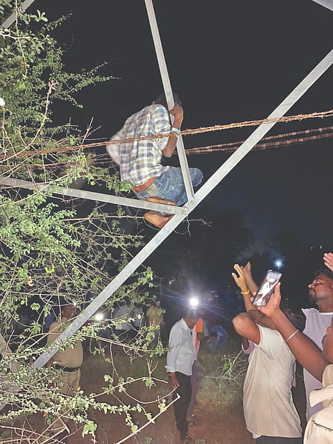 ಕಲಘಟಗಿ ತಾಲೂಕಿನ ಕಾಡನಕೊಪ್ಪ ಗ್ರಾಮದ ಹೊಲವೊಂದರಲ್ಲಿನ ಹೈವೋಲ್ಟೇಜ್ (high voltage)ವಿದ್ಯುತ್ ಕಂಬ ಏರಿದ್ದ ಯುವಕ.
