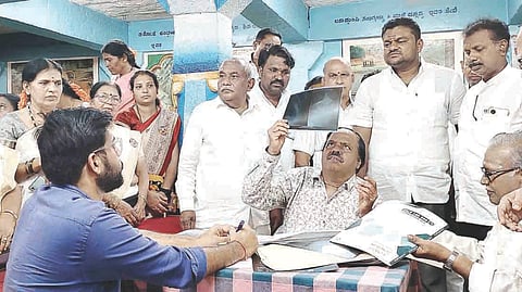ಕಂಪ್ಲಿಯಲ್ಲಿ ಮಂಡಿ ಚಿಪ್ಪು ತಪಾಸಣೆ ಶಿಬಿರದಲ್ಲಿ ಡಾ.ಡಾ.ಸಂಜೀವ ಎಂ.ಮುದ್ರಿ ರೋಗಿಗಳ ಆರೋಗ್ಯ ತಪಾಸಣೆ ನಡೆಸಿದರು. ವೀರಶೈವ ಸಂಘದ ಅಧ್ಯಕ್ಷ ಎಸ್.ಎಂ.ನಾಗರಾಜ, ಮಹಾವೇದಿಕೆ ಜಿಲ್ಲಾಧ್ಯಕ್ಷ ಹೊಸಕೋಟೆ ಜಗದೀಶ್, ಅಕ್ಕನ ಬಳಗದ ಅಧ್ಯಕ್ಷೆ ಡಾ.ಶಾರದಾ ಜಗನ್ನಾಥ ಹಿರೇಮಠ, ಪ್ರಮುಖರಾದ ವಾಲಿ ಕೊಟ್ರಪ್ಪ, ಕೆ.ಎಂ.ಹೇಮಯ್ಯಸ್ವಾಮಿ ಇತರರಿದ್ದರು.