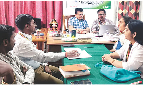 ಕನಕಗಿರಿ ತಹಸಿಲ್ ಕಚೇರಿಯಲ್ಲಿ ಹಮ್ಮಿಕೊಂಡಿದ್ದ ಪಲ್ಸ್ ಪೋಲಿಯೋ ಜಾಗೃತಿ ಸಭೆಯಲ್ಲಿ ತಹಸೀಲ್ದಾರ್ ವಿಶ್ವನಾಥ ಮುರುಡಿ ಮಾತನಾಡಿದರು. ಟಿಎಒ ಗೌರಿಶಂಕರ್, ಪಪಂ ಮುಖ್ಯಾಧಿಕಾರಿ ಲಕ್ಷ್ಮಣ ಕಟ್ಟಿಮನಿ ಇತರರಿದ್ದರು.
