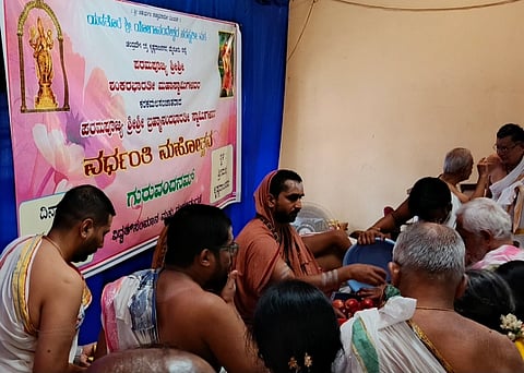  ಕೆ.ಆರ್.ನಗರ ಪಟ್ಟಣದ ಎಡತೊರೆ ಯೋಗಾನಂದೇಶ್ವರ ಸರಸ್ವತಿ ಮಠದಲ್ಲಿ ಶ್ರೀ ಬ್ರಹ್ಮಾನಂದ ಭಾರತಿ ಸ್ವಾಮೀಜಿ ಅವರು ಭಕ್ತರಿಗೆ ಫಲ ಮಂತ್ರಾಕ್ಷತೆ  ನೀಡಿ ಆಶೀರ್ವದಿಸಿದರು.