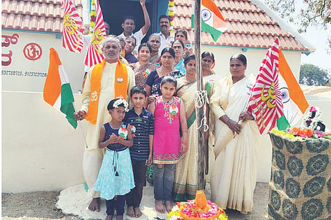 ಬಾಗಲವಾಡದ ಸಮೀಪದ ಲಕ್ಷ್ಮೀ ಕ್ಯಾಂಪ್‌ನ ಪಿರಮಿಡ್ ಕೇಂದ್ರದಲ್ಲಿ ಶಿವರಾತ್ರಿ ನಿಮಿತ್ತ ಶಿವಧ್ವಜರೋಹಣ ನೆರವೇರಿಸಲಾಯಿತು. ಮಾನ್ವಿಯ ಶಿವಶಕ್ತಿ ಕೇಂದ್ರದ ಸಂಚಾಲಕರಾದ ಮಂಜುನಾಥ, ಅಕ್ಕಮ್ಮ, ಬಾಗಲವಾಡ ಪಿರಮಿಡ್‌ನ ಮಾತಾ ಸಾವೀತ್ರಮ್ಮ ಚಂದ್ರರಡ್ಡಿ ಪ್ರಮುಖರಾದ ಅಮರೇಶ ದೇಸಾಯಿ, ಶಾಂತಮ್ಮ, ಬಸಮ್ಮ, ನಾಗರಾಜ ಇತರರಿದ್ದರು.