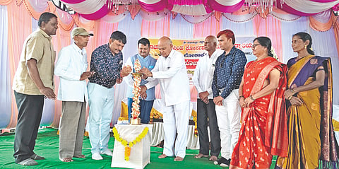 ಲೋಕಾಪುರ ಪಟ್ಟಣದ ಲೋಕೇಶ್ವರ ಶಿಕ್ಷಣ ಸಂಸ್ಥೆಯ 2026-27ನೇ ಸಾಲಿನ ಸರಸ್ವತಿ ಪೂಜಾ ಹಾಗೂ ಪ್ರತಿಭಾ ಪುರಸ್ಕಾರ ಕಾರ್ಯಕ್ರಮಕ್ಕೆ ಗಣ್ಯರು ಚಾಲನೆ ನೀಡಿದರು. ರಾಚಯ್ಯ ಚೌಕಿಮಠ, ಭೀಮನಗೌಡ ಪಾಟೀಲ, ಡಿ.ಎಂ.ತುಬಾಕಿ, ಎಸ್.ಬಿ.ಕೃಷ್ಣಗೌಡರ, ಎಸ್.ಎಫ.ನಾಯಕ ಇತರರಿದ್ದರು.
