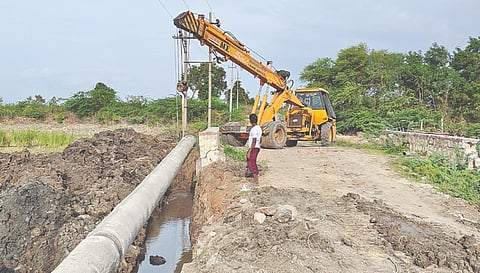 ಅಮೃತ ಯೋಜನೆಯಡಿ ಲಿಂಗಸುಗೂರು ತಾಲೂಕಿನ ಕಾಳಾಪೂರ ಹತ್ತಿರದ ಕುಡಿಯುವ ನೀರು ಕೆರೆಯಿಂದ ಶುದ್ಧೀಕರಣ ಘಟಕಕ್ಕೆ ಪೈಪ್‌ಗಳನ್ನು ಅಳವಡಿಸುತ್ತಿರುವುದು.  