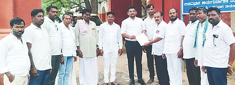 ಲಿಂಗಸುಗೂರು ಸಹಾಯಕ ಆಯುಕ್ತರ ಕಚೇರಿ ಗ್ರಾಮ ಆಡಳಿತಾಧಿಕಾರಿ ಧ್ರುವ ದೇಶಪಾಂಡೆಗೆ ಕರ್ನಾಟಕ ರಾಜ್ಯ ದಲಿತ ಸಂಘರ್ಷ  ಸಮಿತಿಯಿಂದ ಮನವಿ ಸಲ್ಲಿಸಲಾಯಿತು. 