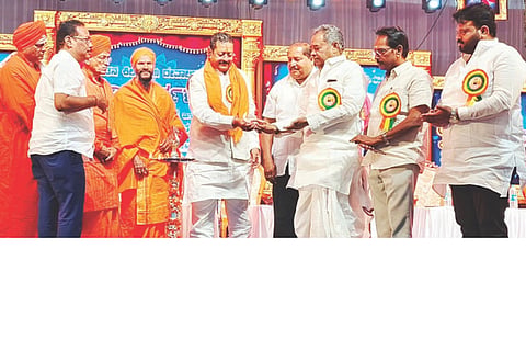 ಲಿಂಗಸುಗೂರು ಸಮೀಪದ ಗೆಜ್ಜಲಗಟ್ಟ ಗ್ರಾಮದಲ್ಲಿ ಹಮ್ಮಿಕೊಂಡಿದ್ದ ಧರ್ಮಸಭೆ ಕಾರ್ಯಕ್ರಮವನ್ನು ಶಾಸಕ, ಮಾಜಿ ಸಚಿವ ಬಸನಗೌಡ ಪಾಟೀಲ್ ಯತ್ನಾಳ್ ಉದ್ಘಾಟಿಸಿದರು. ಶಾಸಕ ಮಾನಪ್ಪ ವಜ್ಜಲ್, ಸಂತೆಕೆಲ್ಲೂರು ಘನಮಠದ ಗುರುಬಸವ ಸ್ವಾಮೀಜಿ, ಲಿಂಗಸುಗೂರು ವಿಜಯ ಮಹಾಂತೇಶ್ವರ ಮಠದ ಸಿದ್ಧಲಿಂಗ ಸ್ವಾಮೀಜಿ, ಶಾಂಭವಿ ಮಠದ ಸೋಮೇಶ್ವರ ಸ್ವಾಮೀಜಿ, ಮಾಜಿ ಸಂಸದ ಬಿ.ವಿ.ನಾಯಕ, ರಾಯಚೂರು ಶಾಸಕ ಡಾ.ಶಿವರಾಜ ಪಾಟೀಲ್, ಗುರುಗುಂಟ ಸಂಸ್ಥಾನದ ರಾಜಾ ಸೋಮನಾಥ ನಾಯಕ ಇತರರಿದ್ದರು.