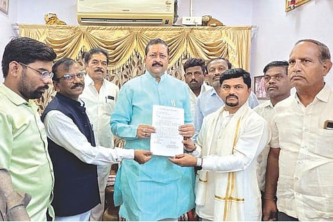 ಲಿಂಗಸುಗೂರಲ್ಲಿ ಶಾಸಕ ಹಾಗೂ ಮಾಜಿ ರೈಲ್ವೆ ಸಚಿವ ಬಸವರಾಜ ಪಾಟೀಲ್ ಯತ್ನಾಳ್‌ಗೆ ಉತ್ತರ ಕರ್ನಾಟಕ ಹೋರಾಟ ಸಮಿತಿಯಿಂದ ಮನವಿ ಸಲ್ಲಿಸಲಾಯಿತು. ಸಮಿತಿ ಅಧ್ಯಕ್ಷ ನಾಗರಾಜ ವಿ.ಗಸ್ತಿ, ಉಪಾಧ್ಯಕ್ಷ ಕುಪ್ಪಣ್ಣ ಮಾಣಿಕ್, ರೈತ ಸಂಘದ ತಾಲೂಕ ಅಧ್ಯಕ್ಷ ಸಂಗನಗೌಡ, ವೈದ್ಯ ಆನಂದ ಹೇರೂರು, ರಾಮಕುಮಾರನ ಇದ್ದರು.
