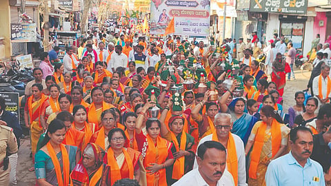 ಹಿಂದೂ ಸಮ್ಮೇಳನ Hindu Sammelan ಪ್ರಯುಕ್ತ ಲಕ್ಷ್ಮೇಶ್ವರ ಪಟ್ಟಣದಲ್ಲಿ ಭಾನುವಾರ ಬೃಹತ್ ಶೋಭಾ ಯಾತ್ರೆ ನಡೆಯಿತು. ಜನಸಾಗರ, ವಿವಿಧ ಕಲಾ ತಂಡಗಳು ಮೆರವಣಿಗೆಯ ಮೆರುಗು ಹೆಚ್ಚಿಸಿದವು.