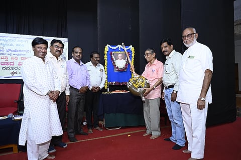 ಕನ್ನಡ ವಿವಿಯಲ್ಲಿ ಶುಕ್ರವಾರ ಸಾಹಿತಿ ಡಾ.ಸಿದ್ಧಲಿಂಗ ಪಟ್ಟಣಶೆಟ್ಟಿ ಏಕತಾರಿ ನುಡಿಸುವುದರ ಮೂಲಕ ಕಾರ್ಯಕ್ರಮ ಉದ್ಘಾಟಿಸಿದರು. ಕುಲಪತಿ ಡಾ.ಡಿ.ವಿ.ಪರಮಶಿವಮೂರ್ತಿ, ಕರ್ನಾಟಕ ಜಾನಪದ ವಿವಿಯ ಸಂಶೋಧನಾ ಅಧಿಕಾರಿ ಡಾ.ಕೆ.ಪ್ರೇಮಕುಮಾರ, ಸಂಗೀತ ನಿರ್ದೇಶಕ ದೇವೇಂದ್ರಕುಮಾರ ಪತ್ತಾರ, ಕುಲಸಚಿವ ಡಾ.ವಿರೂಪಾಕ್ಷಿ ಪೂಜಾರಹಳ್ಳಿ ಇತರರಿದ್ದರು.