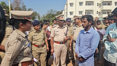 ಹೊಸಪೇಟೆ ಜಿಲ್ಲಾ ಸಶಸ್ತ್ರ ಮೀಸಲು ಪಡೆ ಮೈದಾನದಲ್ಲಿ ಬುಧವಾರ ಎಸ್ಪಿ ಎಸ್.ಜಾಹ್ನವಿ ರೌಡಿ ಪರೇಡ್ ನಡೆಸಿದರು. ಎಎಸ್ಪಿ ಮಂಜುನಾಥ, ಡಿವೈಎಸ್ಪಿಗಳಾದ ಡಾ.ಟಿ.ಮಂಜುನಾಥ, ಸಂತೋಷ್ ಚವ್ಹಾಣ್ ಇತರರಿದ್ದರು.
