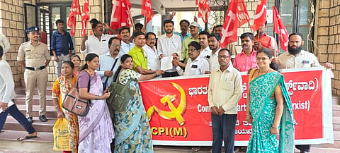 ಹೊಸಪೇಟೆ ತಹಸೀಲ್ ಕಚೇರಿ ಮುಂದೆ ಸಿಪಿಐಎಂ ಪಕ್ಷದಿಂದ ಗುರುವಾರ ಪ್ರತಿಭಟನೆ ನಡೆಯಿತು. ಪ್ರಮುಖರಾದ ಆರ್. ಭಾಸ್ಕರ್ ರೆಡ್ಡಿ, ಯಲ್ಲಾಲಿಂಗ, ಎಂ.ಗೋಪಾಲ, ಕೆ.ನಾಗರತ್ನ, ಶಕುಂತಲಮ್ಮ, ವಿ.ಸ್ವಾಮಿ, ರಮೇಶ್ ಕುಮಾರ್, ಎಂ.ಜAಬಯ್ಯನಾಯಕ ಇತರರಿದ್ದರು.