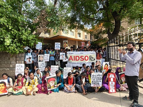 ಹೊಸಪೇಟೆ ತಹಸೀಲ್ ಕಚೇರಿ ಮುಂದೆ ಸಿಪಿಐಎಂ ಪಕ್ಷದಿಂದ ಗುರುವಾರ ಪ್ರತಿಭಟನೆ ನಡೆಯಿತು. ಪ್ರಮುಖರಾದ ಆರ್. ಭಾಸ್ಕರ್ ರೆಡ್ಡಿ, ಯಲ್ಲಾಲಿಂಗ, ಎಂ.ಗೋಪಾಲ, ಕೆ.ನಾಗರತ್ನ, ಶಕುಂತಲಮ್ಮ, ವಿ.ಸ್ವಾಮಿ, ರಮೇಶ್ ಕುಮಾರ್, ಎಂ.ಜAಬಯ್ಯನಾಯಕ ಇತರರಿದ್ದರು.