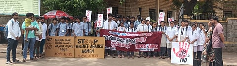 ಹೊಸಪೇಟೆ ತಹಸೀಲ್ ಕಚೇರಿ ಮುಂದೆ ಶನಿವಾರ ಪ್ರತಿಭಟನೆ ನಡೆಸಿದರು. ಎಐಎಂಎಸ್ಎಸ್ ಜಿಲ್ಲಾ ಅಧ್ಯಕ್ಷೆ ಶಿವಮ್ಮ, ಎಐಡಿವೈಒ ಜಿಲ್ಲಾ ಕಾರ್ಯದರ್ಶಿ ಪಂಪಾಪತಿ, ಪ್ರಮುಖರಾದ ಪ್ರಕಾಶ್ ನಾಯ್ಕ, ಸಮೀರ್, ಶ್ರೀನಿವಾಸ, ಕಲ್ಮೇಶ, ಹರ್ಷ ಇತರರಿದ್ದರು.