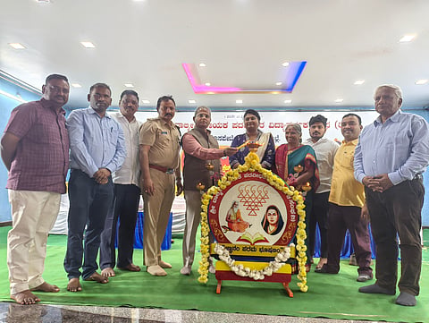 ಹೊಸಪೇಟೆ ಪುಣ್ಯಾನಂದಪುರಿ ಕಲ್ಯಾಣ ಮಂಟಪದಲ್ಲಿ ವಾಲ್ಮೀಕಿ ನಾಯಕ ಪದವೀಧರ ವಿದ್ಯಾವರ್ಧಕ ಸಂಘದ ಮೊದಲ ವಾರ್ಷಿಕೋತ್ಸವ ಹಾಗೂ ವಿದ್ಯಾರ್ಥಿಗಳಿಗೆ ಶೈಕ್ಷಣಿಕ ಸಹಾಯಧನ ವಿತರಣಾ ಕಾರ್ಯಕ್ರಮ ಬೆಂಗಳೂರಿನ ಪೊಲೀಸ್ ತರಬೇತಿ ವಿಭಾಗ ಎಡಿಜಿಪಿ ಬಿ.ದಯಾನಂದ್ ಭಾನುವಾರ ಉದ್ಘಾಟಿಸಿದರು. ಡಿವೈಎಸ್ಪಿ ಡಾ.ಟಿ.ಮಂಜುನಾಥ, ಚನ್ನಗಿರಿ ಶಾಂತಿಸಾಗರ ವಲಯ ಅರಣ್ಯ ಅಧಿಕಾರಿ ಉಷಾ ಇತರರಿದ್ದರು.