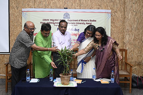 ಕನ್ನಡ ವಿವಿಯಲ್ಲಿ ಆಯೋಜಿಸಿದ್ದ ಲಿಂಗದೃಷ್ಠಿಯ ಮೂಲಕ ಪಠ್ಯದ ಓದು ಎಂಬ ಕಮ್ಮಟದಲ್ಲಿ ಗಿಡಕ್ಕೆ ನೀರೆರೆಯುವ ಮೂಲಕ ಹೈದರಾಬಾದ್‌ನ ಇಂಗ್ಲಿಷ್ ಮತ್ತು ವಿದೇಶಿ ಭಾಷೆಗಳ ವಿವಿಯ ಪ್ರಾಧ್ಯಾಪಕ ಪ್ರೊ.ವಿ.ಬಿ.ತಾರಕೇಶ್ವರ್ ಕಾರ್ಯಕ್ರಮ ಉದ್ಘಾಟಿಸಿದರು. ಕನ್ನಡ ವಿವಿಯ ಕುಲಪತಿ ಪರಮಶಿವಮೂರ್ತಿ, ಇಂಗ್ಲಿಷ್ ಮತ್ತು ವಿದೇಶಿ ಭಾಷೆಗಳ ವಿವಿಯ ಪ್ರಾಧ್ಯಾಪಕಿ ಪ್ರೊ.ಎಸ್.ನಿಖಿಲಾ, ಪ್ರಾಧ್ಯಾಪಕರಾದ ಪ್ರೊ.ಎನ್.ಚಿನ್ನಸ್ವಾಮಿ ಸೋಸಲೆ, ಡಾ.ಶೈಲಜ ಇಂ.ಹಿರೇಮಠ ಇದ್ದರು.