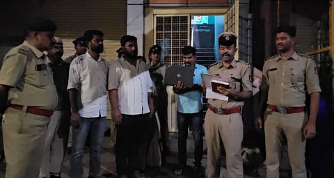 ಹೊಸಪೇಟೆ ವೇಶ್ಯಾವಾಟಿಕೆ ಅಡ್ಡದ ಮೇಲೆ ಪೊಲೀಸರು ದಾಳಿ ನಡೆಸಿದರು. ಟಿ.ಬಿ. ಡ್ಯಾಂ ಪಿಐ ಮಹಮದ್ ಗೌಸ್, ಪಿಎಸ್‌ಐ ಶಿವಕುಮಾರ್ ನಾಯ್ಕ ಇತರರಿದ್ದರು.