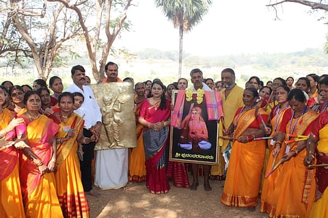 ಹಂಪಿಯಲ್ಲಿ ಶ್ರೀಪುರಂದರ ದಾಸರ ಮಧ್ಯಾರಾಧನೆ ನಿಮಿತ್ತ ಶೋಭಯಾತ್ರೆ ನಡೆಯಿತು. ತಹಸೀಲ್ದಾರ್ ಶೃತಿ ಎಂ.ಮಳ್ಳಪ್ಪಗೌಡ್ರ್, ಕನ್ನಡ ಮತ್ತು ಸಂಸ್ಕೃತಿ ಇಲಾಖೆ ಸಹಾಯಕ ನಿದೇರ್ಶಕ ಸಿದ್ಧಣ್ಣನ ರಂಗನವರ್, ಮುಖ್ಯಾಧಿಕಾರಿ ಈರಣ್ಣ, ರಾಯರ ಮಠದ ಮಠಾಧಿಕಾರಿ ಪವಾನಾಚಾರ್ಯ ಇತರರಿದ್ದರು.