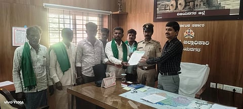 ಹೊಸಪೇಟೆ ಜಿಲ್ಲಾಧಿಕಾರಿ ಕಚೇರಿಯಲ್ಲಿ ಸೋಮವಾರ ರಾಜ್ಯ ರೈತ ಸಂಘದ ಪದಾಧಿಕಾರಿಗಳು ಅಪರ ಜಿಲ್ಲಾಧಿಕಾರಿ ಇ.ಬಾಲಕೃಷ್ಣಪ್ಪ ಅವರಿಗೆ ಮನವಿ ಸಲ್ಲಿಸಿದರು. ಪ್ರಮುಖರಾದ ಕೆ.ಯಮನುರ, ಇಬ್ರಾಹಿಂ, ಆರ್.ಹುಚ್ಚಸಾಬ್, ಹುಸೇನ್ ಬಾಷಾ, ದೇವರಮನಿ ಶಿವರಾಮ ಇತರರಿದ್ದರು.