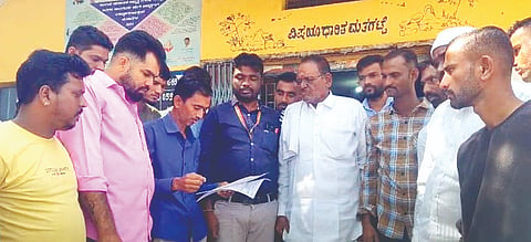 ಮರಿಯಮ್ಮನಹಳ್ಳಿ ಪ.ಪಂ. ಕಂದಾಯ ನಿರೀಕ್ಷಕ ರಾಮಪ್ಪಗೆ ಮರಿಯಮ್ಮನಹಳ್ಳಿ ತಾಂಡಾದ ಶ್ರೀ ಸೇವಾಲಾಲ್ ಮಹಾರಾಜ್ ಯುವಕರ ಸಂಘದಿಂದ ಮನವಿ ಸಲ್ಲಿಸಲಾಯಿತು. 