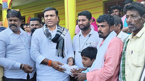 ಇತ್ತೀಚೆಗೆ ಬಾಗಲಕೋಟೆ ಜಿಲ್ಲೆಯ ಕಮತಗಿಬಳಿ ಟ್ರಾಕ್ಟರ್ ಪಲ್ಟಿಯಾಗಿ ಮೃತರಾದ, ತಾಳೆಬಸಾಪುರ ತಾಂಡದ ಪಾರ್ವತಿಬಾಯಿ, ರೋಷನ್ ನಾಯ್ಕ ಕುಟುಂಬದವರಿಗೆ ಮಾಜಿ ಶಾಸಕ ಭೀಮನಾಯ್ಕ ಸಾಂತ್ವಾನಹೇಳಿ ಸಹಾಯಧನ ನೀಡಿದರು. ಹಗರಿಬೊಮ್ಮನಹಳ್ಳಿ ಪುರಸಭೆ ಅಧ್ಯಕ್ಷ ಮರಿ ರಾಮಣ್ಣ, ಕೊರಿಗೋಣಿಬಸಪ್ಪ ಇತರರಿದ್ದರು.