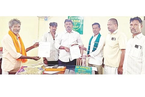 ಮಾನ್ವಿ ಕೃಷಿ ಇಲಾಖೆ ಸಹಾಯಕ ನಿರ್ದೇಶಕ ಗುರುನಾಥ ಭೂಸನೂರ  ಅವರಿಗೆ ಕರ್ನಾಟಕ ರೈತ ಸಂಘದ ತಾಲೂಕು ಘಟಕದಿಂದ ಮನವಿ ಸಲ್ಲಿಸಲಾಯಿತು. ತಾಲೂಕು ಅಧ್ಯಕ್ಷ ಸಿದ್ದಯ್ಯಸ್ವಾಮಿ ಗೋರ್ಕಲ್, ರೈತರಾದ ಭೀಮಣ್ಣ, ಮಲ್ಲೇಶನಾಯಕ, ದೇವರಾಜ ಇನ್ನಿತರರಿದ್ದರು.