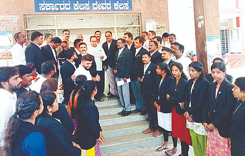ಗುಂಡ್ಲುಪೇಟೆಯಲ್ಲಿ ಟಿಪ್ಪರ್‌ಗಳ ಹಾವಳಿಗೆ ಕಡಿವಾಣ ಹಾಕುವಂತೆ ವಕೀಲರು ಬುಧವಾರ ಪ್ರತಿಭಟನೆ ನಡೆಸಿ ಉಪತಹಸೀಲ್ದಾರರಿಗೆ ಮನವಿ ಸಲ್ಲಿಸಿದರು.