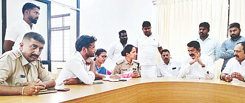 ಗುಂಡ್ಲುಪೇಟೆ ಪಟ್ಟಣದ ಪ್ರವಾಸಿಮಂದಿರದಲ್ಲಿ ಸಿ.ಎಸ್.ನಿರಂಜನಕುಮಾರ್ ಅಧಿಕಾರಿಗಳ ಜತೆ ಚರ್ಚಿಸಿದರು. ಸ್ನೇಹಾರಾಜ್, ಗಾಯತ್ರಿ, ಎಂ..ಎಸ್.ತನ್ಮಯಿ, ಜಯಕುಮಾರ್, ಸಿ.ಮಹದೇವಪ್ರಸಾದ್ ಇದ್ದರು.