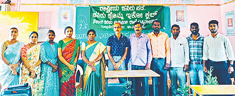ಗುಂಡ್ಲುಪೇಟೆ ತಾಲೂಕಿನ ಬನ್ನಿತಾಳಪುರ ಗ್ರಾಮದ ಸರ್ಕಾರಿ ಶಾಲೆಯಲ್ಲಿ ಆಯೋಜಿಸಿದ್ದ ಜೀವ ವೈವಿಧ್ಯ ಹಾಗೂ ಪರಿಸರ ಸಂರಕ್ಷಣಾ ಕಾರ್ಯಕ್ರಮದಲ್ಲಿ ಆರ್.ಕೆ.ಮಧು ಮಾತನಾಡಿದರು. ದೊಡ್ಡಬಸವಯ್ಯ ಹಾಗೂ ಇತರರು ಇದ್ದರು.