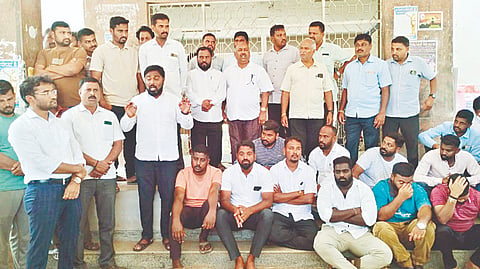 ಗುಂಡ್ಲುಪೇಟೆಯಲ್ಲಿ ಟಿಪ್ಪರ್‌ಗಳ ಹಾವಳಿಗೆ ಕಡಿವಾಣ ಹಾಕುವಂತೆ ಒತ್ತಾಯಿಸಿ ಹಿಂದೂ ಸಂಘಟನೆಗಳ ಕಾರ್ಯಕರ್ತರು ತಹಸೀಲ್ದಾರ್ ಎಂ.ಎಸ್.ತನ್ಮಯಿ ಅವರನ್ನು ಒತ್ತಾಯಿಸಿದರು.
