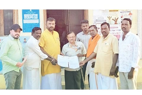 ಮಸ್ಕಿ ತಾಲೂಕು ಅಸಂಘಟಿತ ಪುರೋಹಿತ ಕಾರ್ಮಿಕ ಫೆಡರೇಷನ್‌ನಿಂದ ಉಪ ತಹಸೀಲ್ದಾರ್ ಪ್ರಕಾಶ ಬುಳ್ಳಾ ಅವರಿಗೆ ಮನವಿ ಸಲ್ಲಿಸಲಾಯಿತು. ಪುರೋಹಿತರಾದ ಹನುಮೇಶಾಚಾರ್ಯ, ರಾಘವೇಂದ್ರಚಾರ್ಯ, ವೀರನಾರಾಯಣ ಪೂಜಾರ, ಶೇಖರಯ್ಯ ಸ್ವಾಮಿ, ಶರಣ ಬಸವಸ್ವಾಮಿ, ಸುಗುರಯ್ಯ ಸ್ವಾಮಿ ಇತರರಿದ್ದರು.