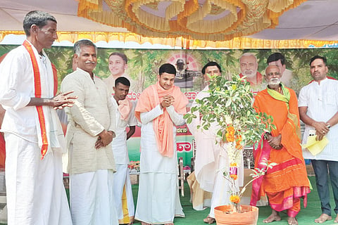 ಮುದಗಲ್ ಸಮೀಪದ ಗುಡಿಹಾಳ ಗ್ರಾಮದಲ್ಲಿ ರಾಮಲಿಂಗೇಶ್ವರ ಜಾತ್ರೆ ನಿಮಿತ್ತ ಹಮ್ಮಿಕೊಂಡಿದ್ದ ಶರಣರ ಆಧ್ಯಾತ್ಮ ಪ್ರವಚನದ ಕಾರ್ಯಕ್ರಮವನ್ನು ತಾಳಿಕೋಟೆಯ ಖಾಸ್ಗತ್ತೇಶ್ವರ ಮಠದ ಶ್ರೀ ಸಿದ್ದಲಿಂಗ ದೇವರು ಉದ್ಘಾಟಿಸಿದರು. ಕುಕನೂರಿನ ಚನ್ನಮಲ್ಲ ಸ್ವಾಮೀಜಿ, ಹುನಕುಂಟಿಯ ಶರಣಯ್ಯ ತಾತನವರು ಇತರರಿದ್ದರು.
