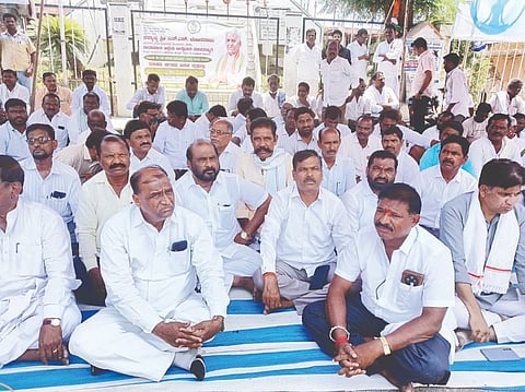 ಮಾನ್ವಿಯ ಬಸವ ವೃತ್ತದಲ್ಲಿ ಎನ್.ಎಸ್.ಬೋಸರಾಜು ಅಭಿಮಾನಿ ಬಳಗದಿಂದ ಬಹಿರಂಗ ಸಭೆ ನಡೆಯಿತು. ಮುಖಂಡರಾದ ಶರಣಪ್ಪ ಗುಡದಿನ್ನಿ, ಕುರ್ಡಿ ಚಂದ್ರಶೇಖರ್, ಖಾಲಿದ್ ಗುರು, ಕೆ.ಬಸವಂತಪ್ಪ, ರಾಜಾ ಸುಭಾಷ್, ಚಂದ್ರನಾಯಕ ಇತರರಿದ್ದರು.
